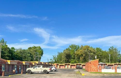 Grayridge Hotel | OYO Hickory House Inn