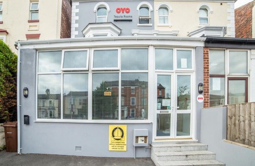Southport Hotel | OYO Tequila and Dunlin Rooms Southport Central