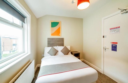 Southport Hotel | OYO Tequila and Dunlin Rooms Southport Central