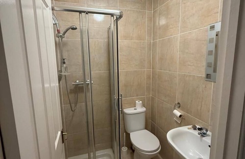 Hersham Hotel | OYO The Watermans Arms Hersham
