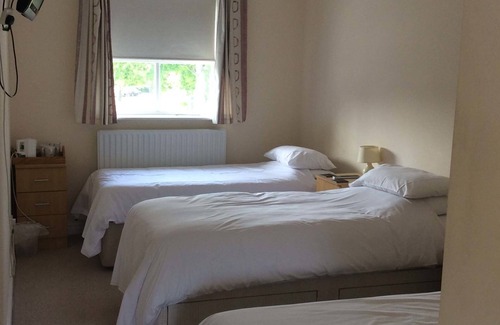 Hersham Hotel | OYO The Watermans Arms Hersham