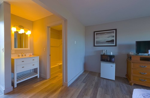 Newport Hotel | OYO Waves Hotel Newport OR - NYE Beach