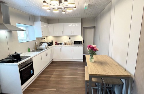 Pembroke Dock House | OYO Welsh Holiday Accommodation - Modern Stay