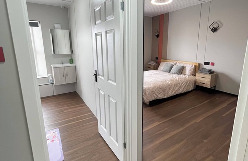 Pembroke Dock House | OYO Welsh Holiday Accommodation - Modern Stay