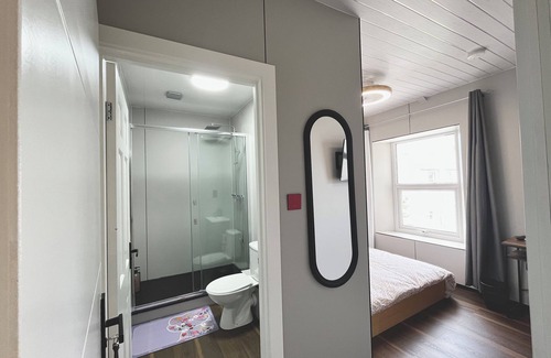 Pembroke Dock House | OYO Welsh Holiday Accommodation - Modern Stay