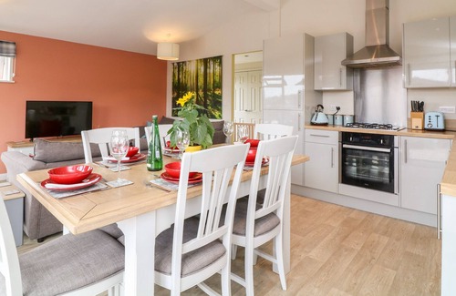 Newton Ferrers Cottage | OYSTER LODGE, pet friendly, with a garden in Newton Ferrers