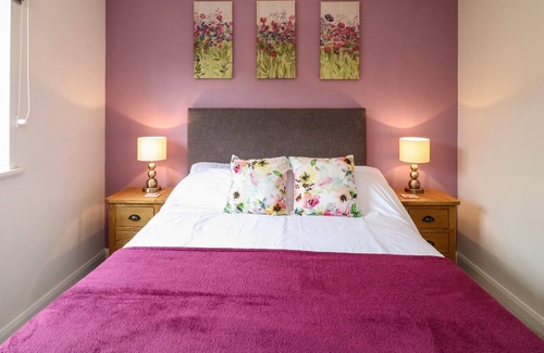 Newton Ferrers Cottage | OYSTER LODGE, pet friendly, with a garden in Newton Ferrers