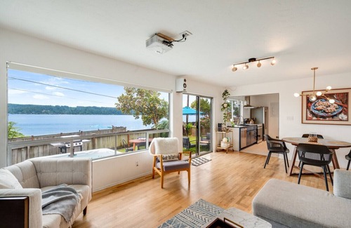 Belfair House | Oyster Pine Retreat - Waterfront w/Hot Tub & Kayak