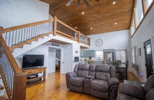 Compton House | Ozark Escape - Hot Tub Mountain Views and Near Buffalo River