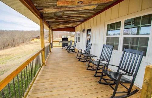 Compton House | Ozark Escape - Hot Tub Mountain Views and Near Buffalo River
