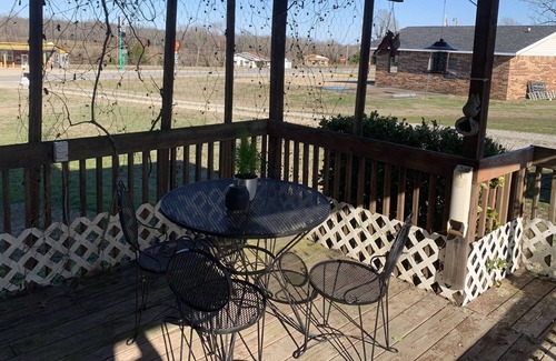 Glencoe Cottage | Ozark Foothills Country Cottage w/ 4 person Hot tub