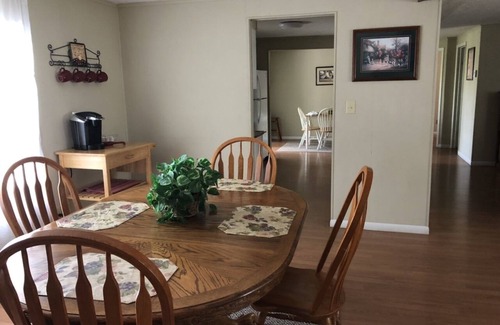 Mountain Home Cabin | OZARK GETAWAY-Mtn. Home AR Cabin-Sleeps10. 2K,2Q,2T, 3 Baths, HS Internet/WiFi