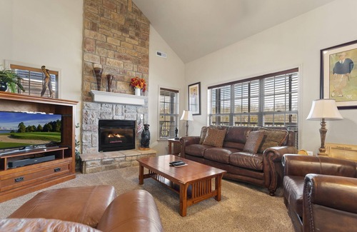 Branson West Villa | Ozark Villa - Charming 2 Level Vacation Villa in rustic Stonebridge Resort