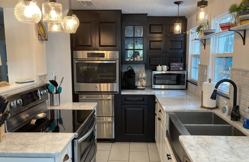 Ozona House | Ozona Bungalow&Guesthouse! Pet friendly, slps 8, 3 blks to Trail, brewery & eats