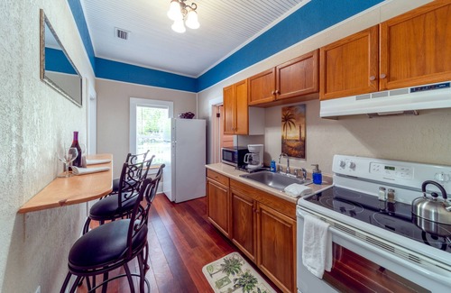 Ozona House | Ozona on the Gulf of Mexico. Bikes Provided. Honeymoon Island. Pinellas Trail.