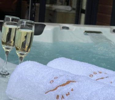Bethesda House | P74 - Riverside Family Pod with Hot Tub