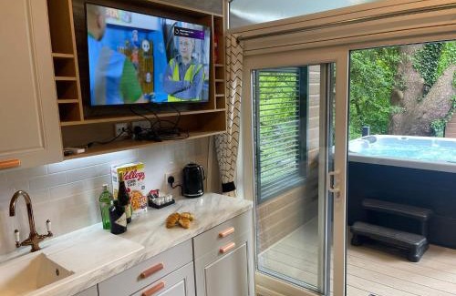 Bethesda House | P74 - Riverside Family Pod with Hot Tub