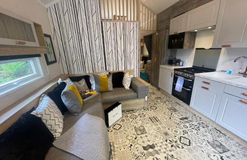 Bethesda House | P74 - Riverside Family Pod with Hot Tub