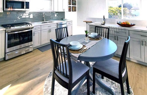 Crown Point House | PACIFIC BEACH - Entire Upscale Guesthouse - 1 block to the beach - own garage.