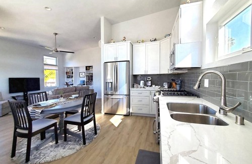 Crown Point House | PACIFIC BEACH - Entire Upscale Guesthouse - 1 block to the beach - own garage.
