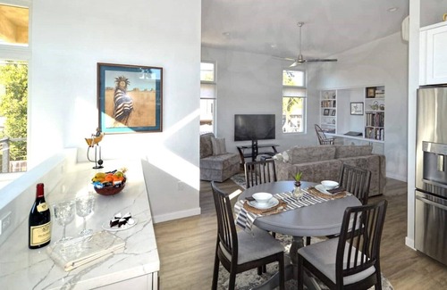 Crown Point House | PACIFIC BEACH - Entire Upscale Guesthouse - 1 block to the beach - own garage.