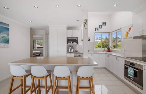 Merimbula Cabin | Pacific Heights - 3 Bedroom Executive Deluxe Apartment