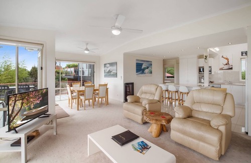 Merimbula Cabin | Pacific Heights - 3 Bedroom Executive Deluxe Apartment