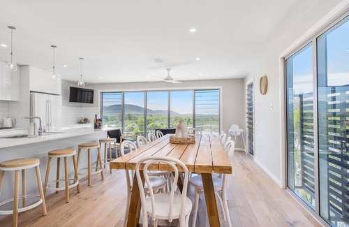 Crescent Head House | PACIFIC HOUSE - LUXURY HOLIDAY HOME WITH OCEAN VIEWS