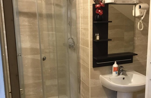 Southall Broadway Bed & Breakfast | Pacific Inn London Heathrow