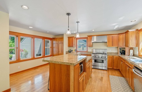 West Haven-Sylvan House | Pacific Northwest Retreat. 5 miles to Downtown PDX. Close to High Tech