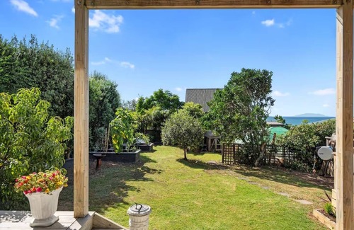 Whangaparaoa House | Pacific Ocean Breezes