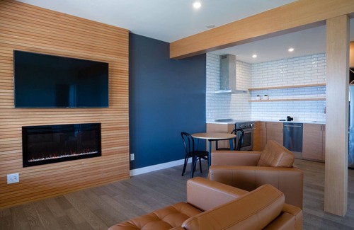 Juan de Fuca Electoral Area Condo | Pacific Oceanfront 2 king beds/2 bath,nfirepit, stairs to ocean deck, rainforest