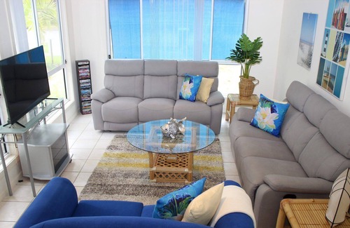 Elizabeth Beach House | Pacific Palms - Byo Linen