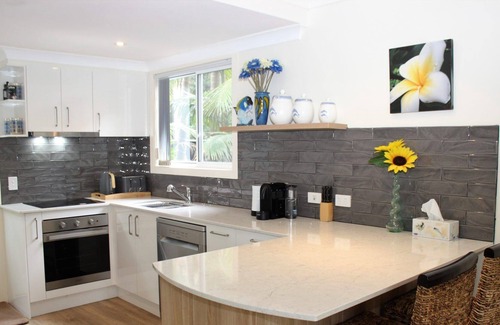 Elizabeth Beach House | Pacific Palms - Byo Linen