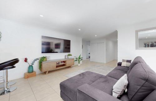 Pacific Pines House | Pacific Pines 3BR Peaceful Home Stay