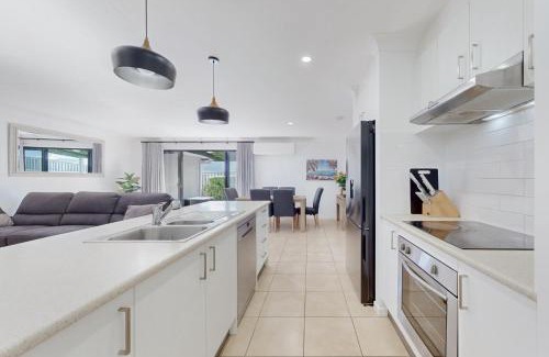 Pacific Pines House | Pacific Pines 3BR Peaceful Home Stay