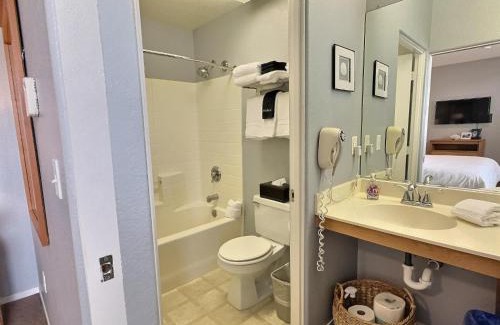 Oceano House | Pacific Plaza #105 Studio - Oyster Outlook - StudioD-King