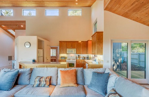 Sea Ranch House | Pacific Splendor Private Hot Tub w/Views!