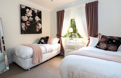 Barrengarry House | Paddington Cottage - romantic weekend away or a great place for family catch up