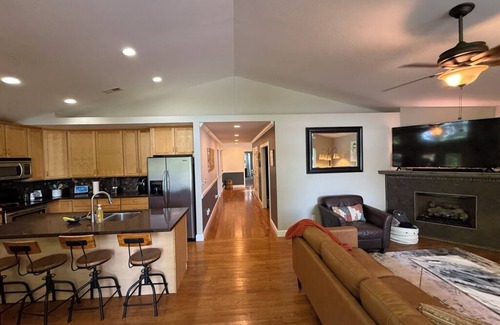 Lyman House | Paddle Cove – Lakefront Retreat with Private Dock, Sleeps 12