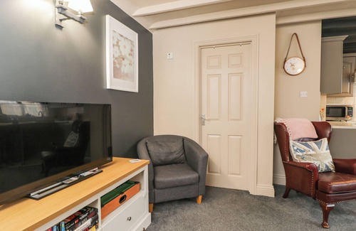 Crudwell Cottage | PADDOCK COTTAGE, pet friendly, with a garden in Crudwell