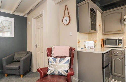 Crudwell Cottage | PADDOCK COTTAGE, pet friendly, with a garden in Crudwell
