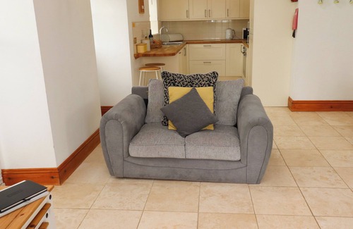 South Charlton Cottage | PADDY'S MOUNT COTTAGE, pet friendly, with a garden in Embleton
