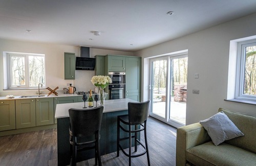 Farley Cabin | Padley; woodland lodge for 2-4 with hot tub, BBQ, near Alton Towers.