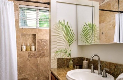 Paia House | Paia Inn - 1 Bedroom King Suite - Garden View