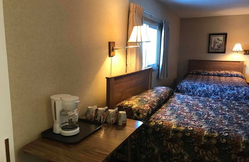 Riverton Hotel | Paintbrush Motel