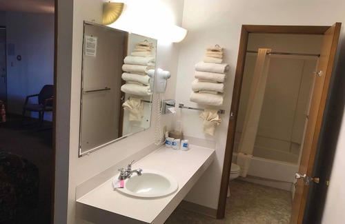 Riverton Hotel | Paintbrush Motel