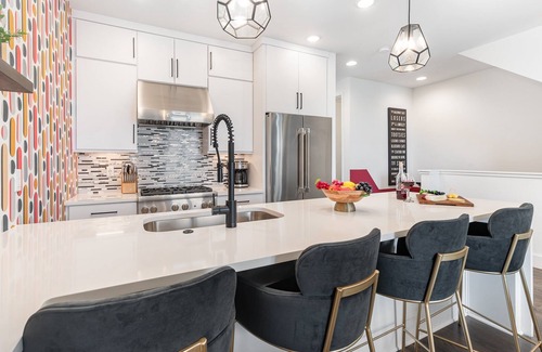 Katie Hill Neighborhood Cottage | Painted Note - Rooftop Hot Tub - Mins to Broadway