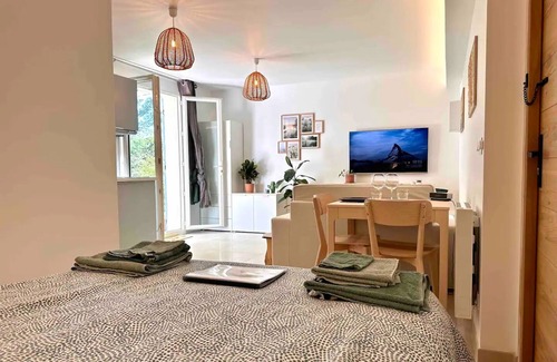 Peyrolles-en-Provence Apartment | Paisible Studio Tout Neuf en Lisière de Forêt
