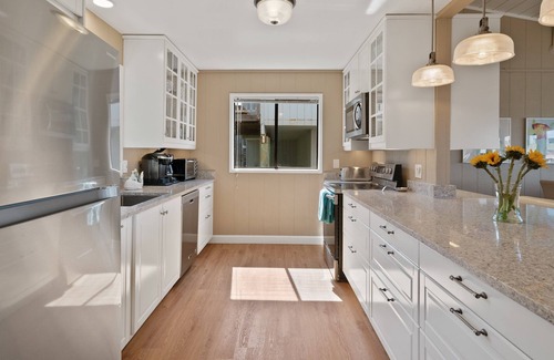 Watsonville House | Pajaro Dunes~ GARAGE, pickleball & steps from sand